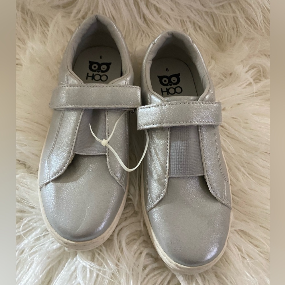 Hoo Women's Shimmering Silver Sneakers